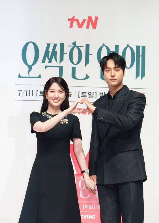 [서울=뉴시스] 배우 박은빈과 양세종이 14일 서울 강남구 엘리에나 호텔에서 열린 tvN 드라마 '오싹한 연애' 제작발표회에서 포즈를 취하고 있다. (사진=tvN 제공) 2026.07.14. photo@newsis.com  *재판매 및 DB 금지