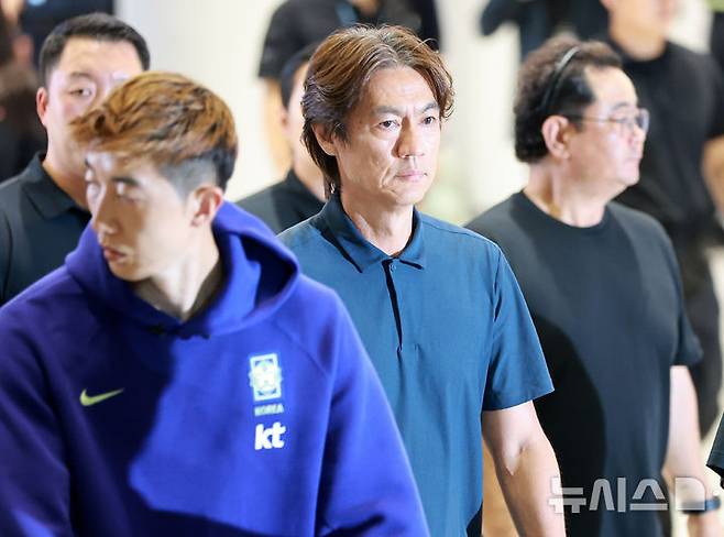 [인천공항=뉴시스] 황준선 기자 = 2026 북중미 월드컵 조별리그에서 탈락한 홍명보 전 대한민국 축구 국가대표팀 감독이 30일 인천국제공항 제2터미널을 통해 귀국하고 있다. (공동취재) 2026.06.30. photo@newsis.com