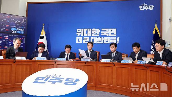 [서울=뉴시스] 최진석 기자 = 한병도 더불어민주당 대표 직무대행 겸 원내대표가 10일 여의도 국회에서 열린 최고위원회의에서 발언하고 있다. 2026.07.10. myjs@newsis.com