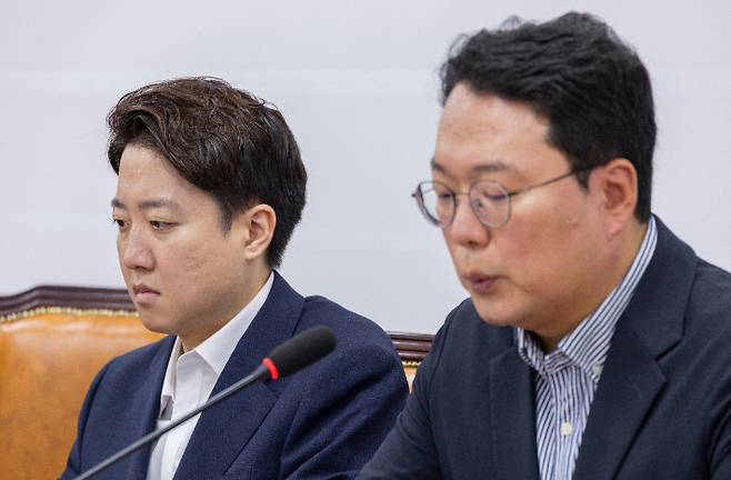 개혁신당 이준석 대표(왼쪽)가 13일 국회에서 열린 최고위원회의 도중 생각에 잠겨있다. 연합뉴스