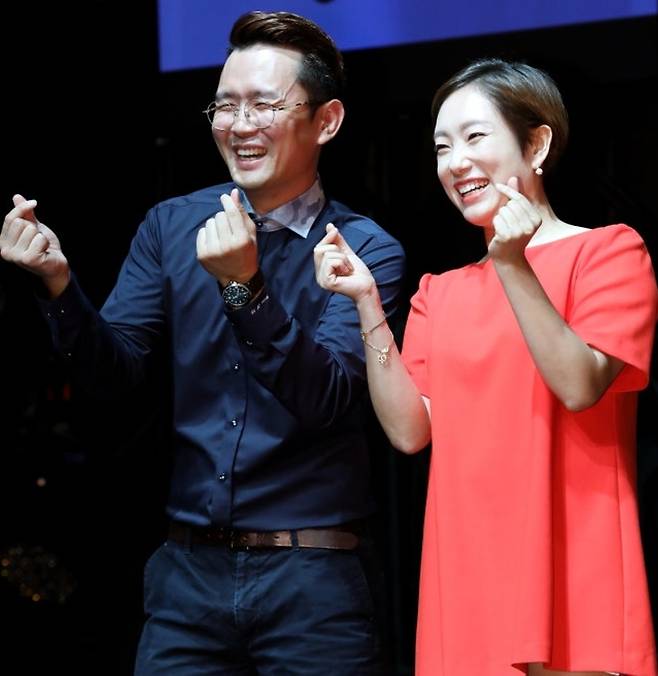 개그맨 윤형빈(왼쪽)·정경미 부부가 근거 없는 이혼설과 불화설에 대해 직접 입장을 밝혔다. 뉴스1 자료사진