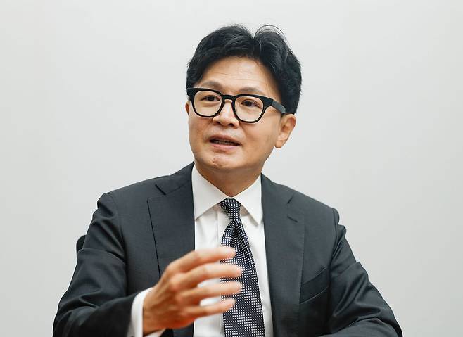 무소속 한동훈 의원이 지난 9일 국회 의원회관 집무실에서 진행한 세계일보와 인터뷰에서 국회 입성 소회와 초선 의원으로서 포부를 밝히고 있다. 한 의원은 이재명정부를 겨냥해 “공소취소하면 정권이 끝날 것”이라며 “대한민국을 망가뜨리는 일이고, 그런 일이 있으면 제가 앞장설 것”이라고 말했다. 최상수 기자