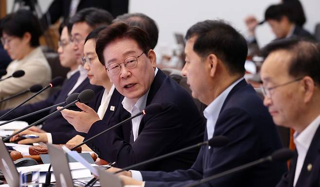 이재명 대통령이 14일 청와대에서 열린 제30회 국무회의에서 발언을 하고 있다. 청와대사진기자단