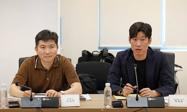 유승민(왼쪽) 대한체육회장과 박지성 K-축구혁신위원회 위원장. /사진=문화체육관광부 제공