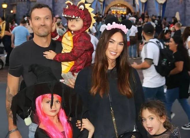 Actor Brian Austin Green revealed on a podcast that his past marriage to Megan Fox began with attraction to physical attractiveness, and that such relationships are difficult to sustain for long. He shared that after his divorce, he realized the importance of a genuine bond through counseling and is maintaining his relationship with his current partner, Shana Burgess, based on transparent communication.