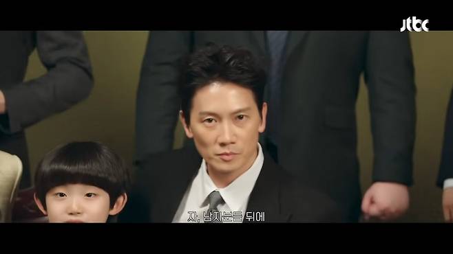 JTBC Golf & Sports weekend drama Apartment has captivated both the home screen and OTT platforms simultaneously, rising in viewership ratings and ranking first on Netflixs Top 10 Series in Korea within just its first week of broadcasting. It is garnering intense interest from viewers thanks to the passionate performances of lead actors, including Ji Sung, and a suspenseful narrative.