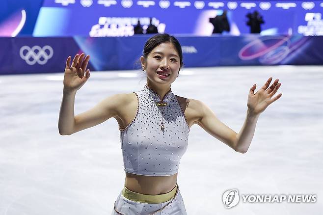 관중에 인사하는 이해인 [연합뉴스 자료사진]