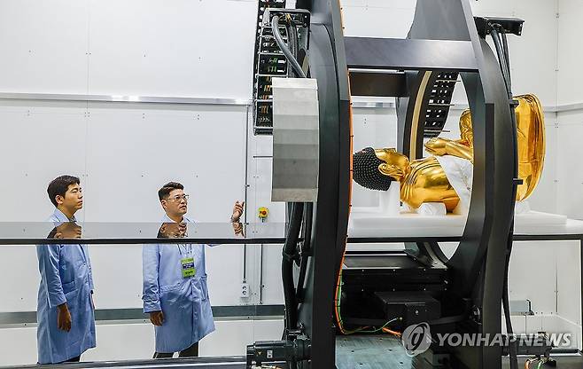 국립중앙박물관, 문화유산 조사용 원통형 CT 도입 (서울=연합뉴스) 류효림 기자 = 14일 서울 용산구 국립중앙박물관 보존과학센터에서 열린 문화유산 조사용 원통형 CT 언론 공개회에서 관계자가 장비에 관해 설명하고 있다. 2026.7.14 [공동취재] ryousanta@yna.co.kr