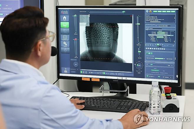 대형 목조 불상 내부까지 한눈에 (서울=연합뉴스) 류효림 기자 = 14일 서울 용산구 국립중앙박물관 보존과학센터에서 열린 문화유산 조사용 원통형 CT 언론 공개회에서 관계자가 장비를 시연하고 있다. 2026.7.14 ryousanta@yna.co.kr