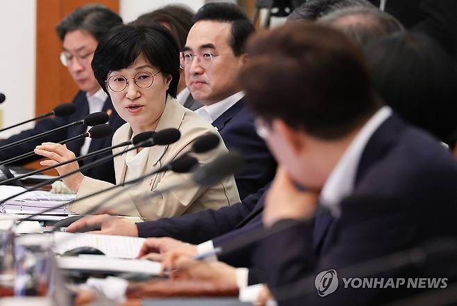 원민경 장관, 촉법소년 연령 기준 공론화 결과 보고 (서울=연합뉴스) 한상균 기자 = 원민경 성평등가족부 장관이 14일 청와대에서 이재명 대통령 주재로 열린 국무회의에서 형사미성년자(촉법소년) 연령 기준 공론화 결과를 보고 하고 있다. 2026.7.14 xyz@yna.co.kr