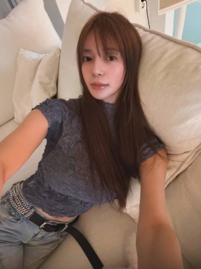 배우 이엘리야가 몰라보게 볼살이 빠진 얼굴을 보여주고 있다. / 사진=이엘리야 SNS