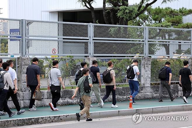 전국금속노동조합 현대차지부(현대자동차 노조)가 사흘간의 부분 파업에 돌입한 13일 오후 울산 북구 현대자동차 울산공장 명촌정문에서 이 공장 오전조 근무자들이 평소보다 2시간 일찍 퇴근하고 있다.(연합뉴스)