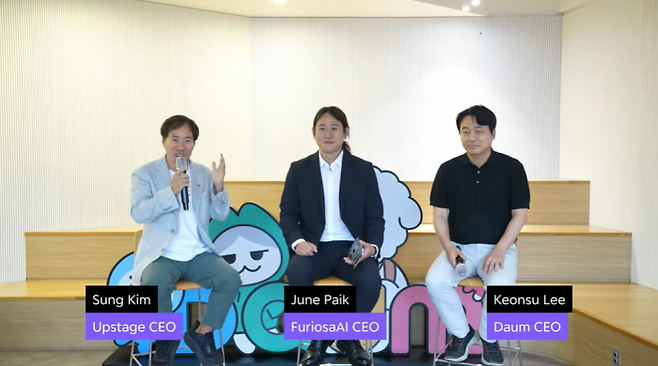 (왼쪽부터)김성훈 업스테이지 대표, 백준호 퓨리오사AI 대표, 이건수 AXZ 대표가 15일 온라인으로 공동 브리핑을 진행하고 있다. 출처=업스테이지 유튜브 갈무리