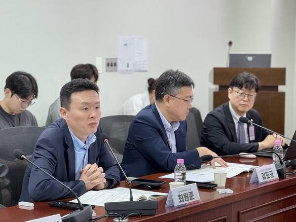 경찰과 복지부 입장에서 토론하는 최원준 경찰청 강력범죄수사계장과 김도균 보건복지부 요양보험운영과장 / 디멘시아뉴스