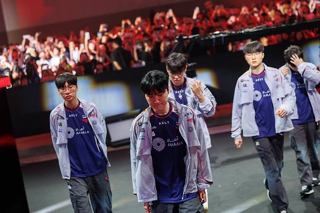 출처:라이엇 게임즈 / MSI 탈락 후 무대 내려오는 T1 선수단