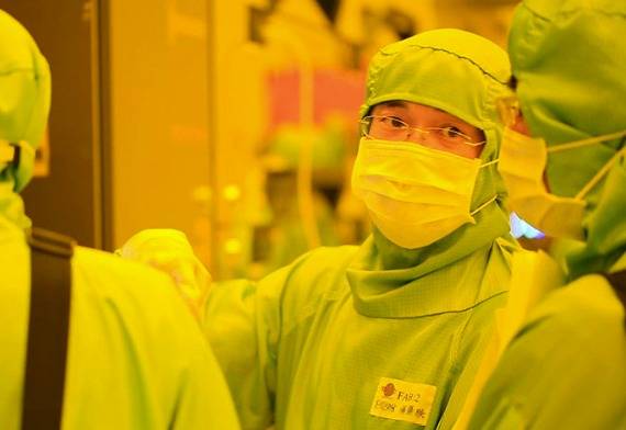 TSMC 임직원이 생산시설에서 논의를 하고 있다.(TSMC 제공)/뉴스1