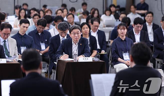 이억원 금융위원장이 15일 서울 중구 은행회관 국제회의실에서 열린 부동산 금융정책 국민의견 경청 토론회에서 패널 토론을 경청하고 있다. 2026.7.15 ⓒ 뉴스1 박지혜 기자