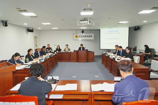 전남광주통합특별시의회 도로교통위원회가 15일 제2회 임시회 2차 회의를 진행하고 있다.(특별시의회 제공. 재배포 및 DB 금지)