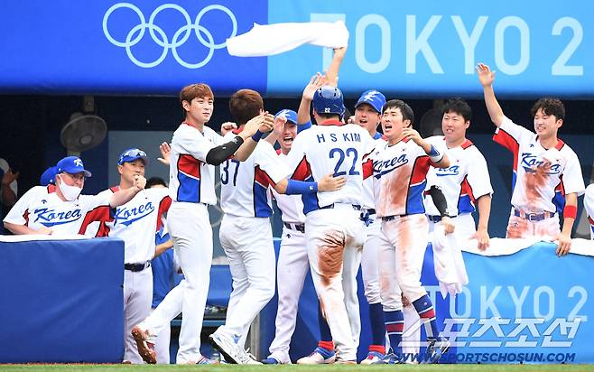 2020 도쿄올림픽 야구 동메달 결정전 대한민국과 도미니카공화국의 경기가 7일  요코하마 야구장에서 열렸다. 대표팀 김현수가 5회말 2사 1,2루에서 강백호의 역전 적시타때 득점을 올리고 동료들과 환호하고 있다.  요코하마=최문영 기자 deer@sportschosun.com /2021.08.07/