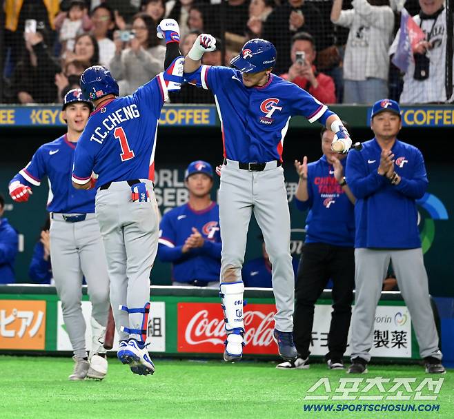 8일 일본 도쿄돔에서 열린 WBC(월드베이스볼클래식) 한국과 대만의 경기, 6회초 정쭝저가 재역전 솔로홈런을 치고 기쁨을 나누고 있다. 도쿄(일본)=허상욱 기자wook@sportschosun.com/2026.03.08/