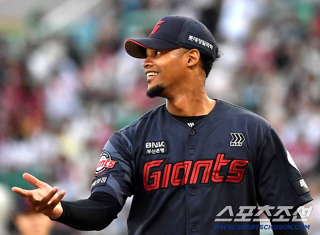 18일 인천 SSG랜더스필드에서 열린 SSG와 롯데의 경기. 4회말 삼자범퇴 처리 후 미소 짓는 롯데 선발 로드리게스. 인천=송정헌 기자songs@sportschosun.com/2026.06.18/