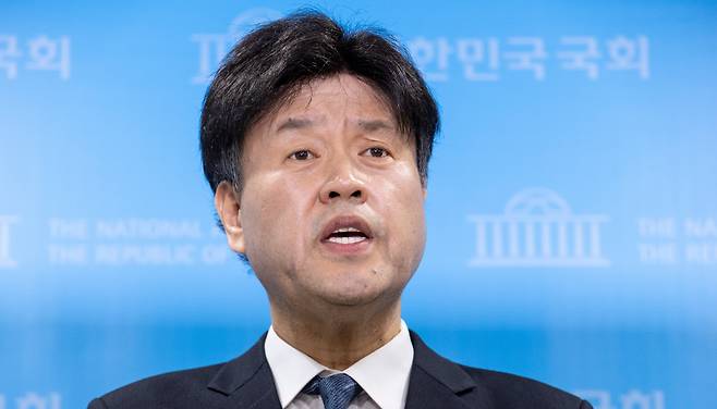 지난 4월  6ㆍ3 지방선거를 앞두고 국회의원 재ㆍ보궐 선거에 공천을 희망했다 좌절된 이재명 대통령 측근 김용 전 민주연구원 부원장./연합뉴스
