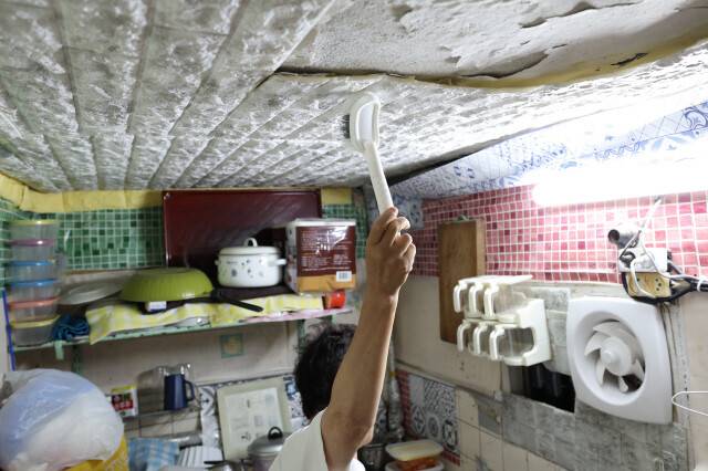 강순남(가명)씨는 낙상위험이 높은 외부 화장실, 오래된 도배·장판, 주방 호스를 연결한 간이 샤워 시설 등 주거환경의 열악한 환경에서 생활하고 있다. 정용일 선임기자 yongil@hani.co.kr