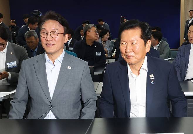김민석 전 국무총리(왼쪽)와 정청래 전 더불어민주당 대표가 지난 10일 전북 전주시 민주당 전북도당 당사에서 열린 민주당 상무위원회의에 참석하고 있다. 연합뉴스