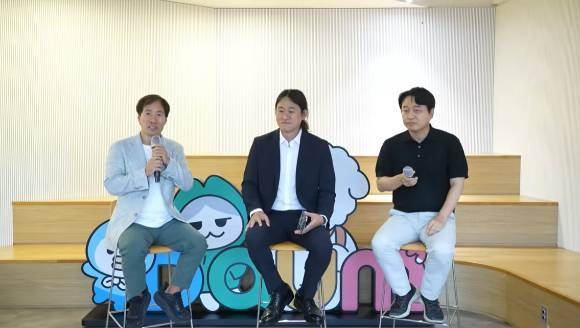 15일 성남시 판교에 위치한 AXZ 사옥에서 (왼쪽부터) 김성훈 업스테이지 대표, 백준호 퓨리오사AI 대표, 이건수 AXZ 대표가 각 사의 계획과 3사 협력 방안 등에 대한 대담을 나누고 있다. [사진=영상 갈무리]