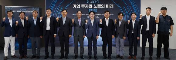 김정관 산업통상부 장관이 15일 서울 영등포구 SK증권빌딩에서 열린 토론회에서 참석자들과 기념 촬영하고 있다. 2026.7.15 [사진=산업통상부]