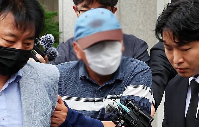 '여고생 살해범' 장윤기 사건의 증거를 인멸한 혐의 등을 받는 광주 광산경찰서 강력팀장 박 모 경감이 지난 8일 오전 전남광주통합특별시 동구 광주지방법원에서 열린 구속 전 피의자 심문(영장실질심사)에 출석한 뒤 법정 밖으로 나오고 있다. 2026.7.8 [사진=연합뉴스]
