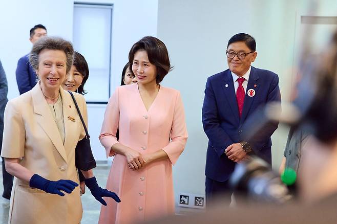 김혜경 여사가 15일 앤 공주와 함께 서울 마포구 세이브더칠드런 코리아를 방문해 전시물 관련 설명을 듣고 있다. 사진 청와대