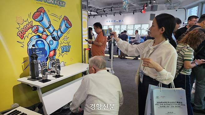 지난달 25일 중국 광둥성 선전시 룽강구의 ‘로봇 블록’의 한 전시관에서 시민들이 다양한 로봇 제품을 살펴보고 있다. 최민지 기자