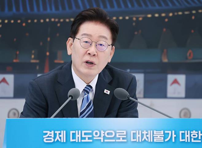 이재명 대통령이 15일 청와대 영빈관에서 열린 부처 업무보고에서 발언하고 있다. 연합뉴스