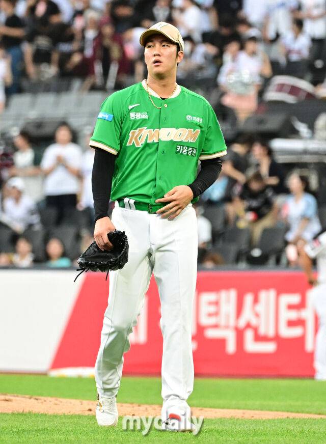 2026년 7월 7일 오후 경기도 수원KT위즈파크 열린 '2026 신한 SOL KBO리그' 키움 히어로즈와 KT 위즈의 경기. 키움 선발투수 안우진이 2회말 3실점 투구를 마친 뒤 아쉬워하고 있다./마이데일리