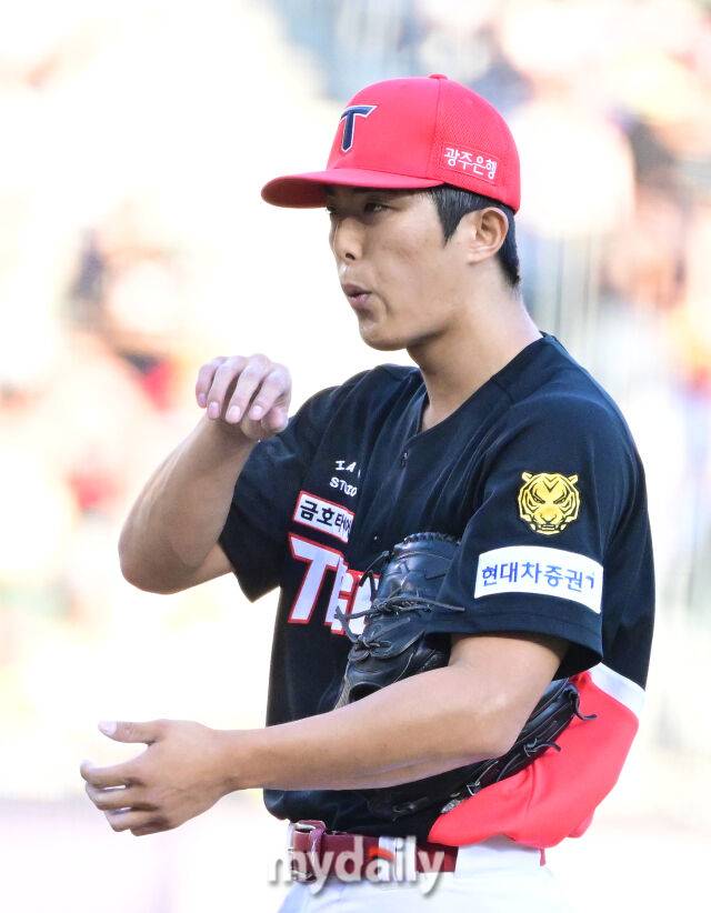2026년 5월 29일 오후 서울 잠실구장에서 열린 '2026 신한 SOL KBO리그' KIA 타이거즈와 LG 트윈스의 경기. KIA 선발투수 이의리가 2회까지 6실점 한 뒤 당황하고 있다./마이데일리
