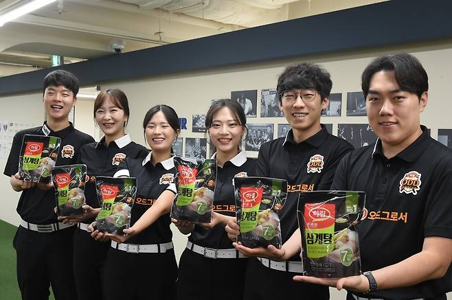 지난 14일 서울 강남구에 위치한 PBA 라운지 오픈 하우스에 모인 ‘하림 오드그로서’ 프로당구단 선수들이 ‘하림 삼계탕’을 들고 포즈를 취하고 있다. 김영원, 김상아, 박정현, 정보윤, 임완섭, 주장 김준태(이상 왼쪽부터).