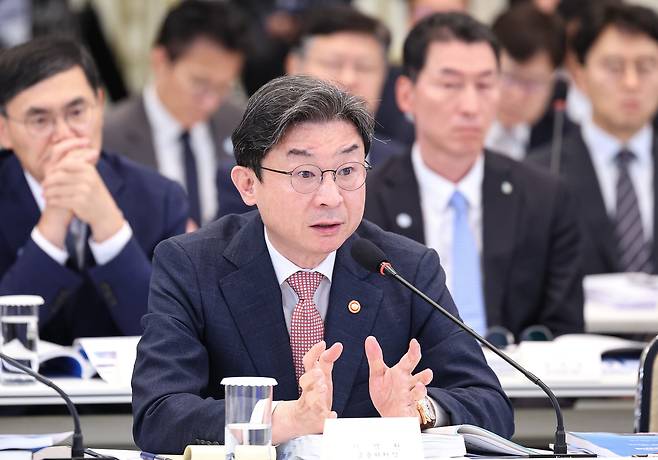 이억원 금융위원장이 15일 청와대 영빈관에서 열린 이재명 대통령 주재 부처 업무보고에서 발언하고 있다. [청와대통신사진기자단]