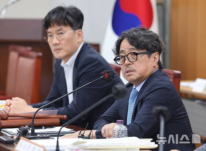 [세종=뉴시스] 배훈식 기자 = 권순원 최저임금위원회 위원장이 지난 14일 오후 세종시 정부세종청사에서 열린 최저임금위 제14차 전원회의를 마친 뒤 취재진의 질문에 답하고 있다. 최저임금위는 이날 2027년도 최저임금을 표결에 부쳐 1만700원으로 확정했다. 2026.07.14. dahora83@newsis.com