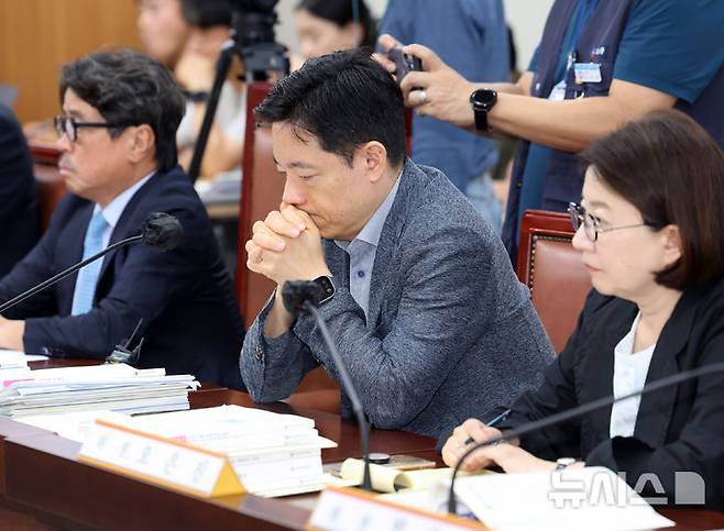 [세종=뉴시스] 배훈식 기자 = 성재민 최저임금위원회 공익 위원이 14일 오후 세종시 정부세종청사에서 열린 최저임금위 제14차 전원회의에서 생각에 잠겨 있다. 2026.07.14. dahora83@newsis.com
