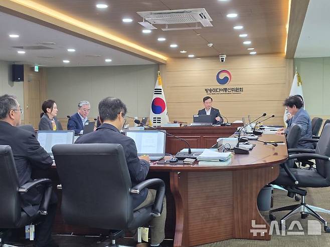 [과천=뉴시스] 박은비 기자 = 방송미디어통신위원회는 15일 오후 정부과천청사에서 제23차 전체회의를 진행했다. 사진은 김종철 방미통위원장이 회의를 주재하는 모습. 2026.07.15. silverline@newsis.com