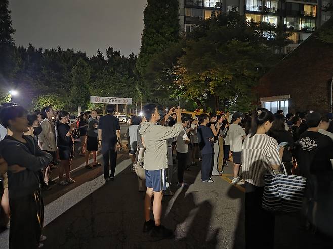 ‘투표용지 부족’ 사태로 성난 시민들이 지난 6월 3일 오후 10시 서울 송파구 잠실 7동 제2 투표소 앞에서 중앙선거관리위원회의 투표함 수거를 저지하기 위해 ‘선거무효’를 외치며 투표소를 에워싸고 있다. 세계일보 자료사진