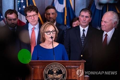 갑자기 별세한 린지 그레이엄의 미 연방 상원의원 잔여 임기를 수행할 그의 여동생 달린 그레이엄이 발표를 하고 있다. AP연합뉴스