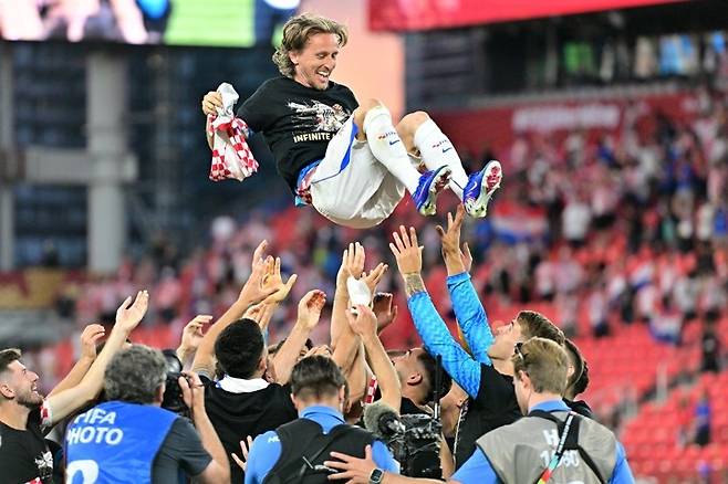 2026 FIFA 월드컵 조별리그 파나마와의 경기에서 승리한 후, 크로아티아의 루카 모드리치(가운데)가 동료들과 함께 공중으로 들어 올려지고 있다. 그의 팀 동료들은 모드리치의 크로아티아 대표팀 200번째 경기를 기념하는 셔츠를 입고 있다. EPA연합뉴스