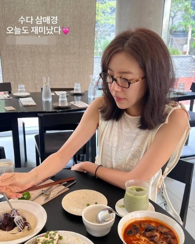 Singer and actress Son Dam-bi has drawn attention by showcasing a stylish layered look featuring a uniquely designed knit top reminiscent of an apron. Son Dam-bi shared an update on her recent visit to a restaurant via her personal social media channel, revealing a fashion style that is both comfortable and full of personality.In the photos, Son Dam-bi paired a white sleeveless knit top with wide-leg denim pants to create a sophisticated look. In particular, the knit fabric, which draped long in the front and back, created a unique silhouette that looked as if she were wearing an apron, capturing everyones attention.She accessorized with a black shoulder bag and horn-rimmed glasses, and added a pink jacket to complete the fresh color palette. Son Dam-bi shared a glimpse of her relaxed daily life, noting that she had spent a pleasant time with a friend.Meanwhile, Son Dam-bi married former speed skater Lee Kyu-hyuk in 2022 and is currently the mother of a daughter. She actively shares her daily life with her family and communicates with fans through her personal social media accounts and YouTube channel.