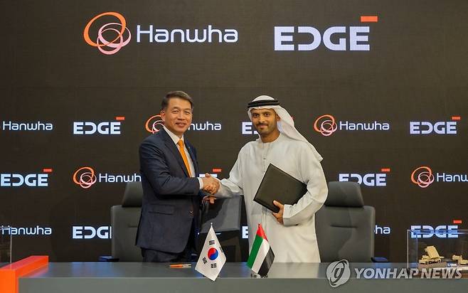지난해 한화·UAE 방산기업 EDGE 그룹 플랫폼 공동개발 추진 (서울=연합뉴스) 지난 20일 아랍에미리트(UAE)에서 열린 두바이 에어쇼 2025에서 UAE 국영 방산기업 EDGE 그룹과 '방산 분야 공동 투자·개발을 위한 양해각서(MOU)'를 체결한 후 성일 한화에어로스페이스 중동·아프리카 총괄사장(왼쪽)과 칼리드 알 자아비 EDGE 플랫폼·시스템 부문 사장이 기념 촬영하고 있다. 2025.11.21 [한화 제공. 재판매 및 DB 금지] photo@yna.co.kr