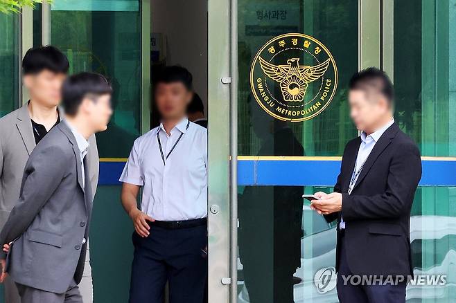 광주경찰청 압수수색하는 광주지검 (전남광주=연합뉴스) 정다움 기자 = 15일 오전 광주경찰청에서 광주지검 수사관들이 압수수색을 하고 있다.
    광주지검은 장윤기 사건을 둘러싸고 제기되는 증거인멸 의혹 등을 규명하기 위한 수사를 이어오고 있다. 2026.7.15 daum@yna.co.kr