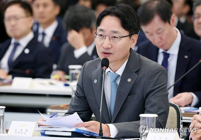 업무보고하는 임광현 국세청장 (서울=연합뉴스) 한상균 기자 = 임광현 국세청장이 15일 청와대 영빈관에서 열린 이재명 대통령 주재 부처 업무보고에서 보고하고 있다. 2026.7.15 [청와대통신사진기자단] xyz@yna.co.kr