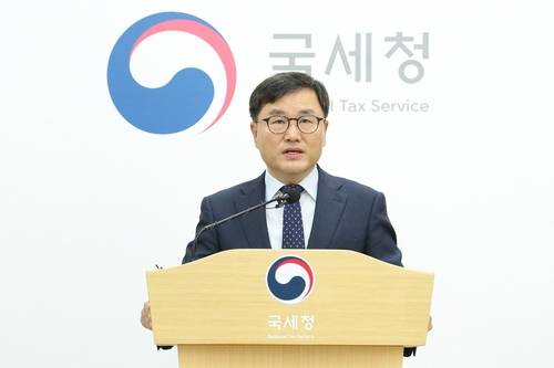 브리핑하는 박해영 국세청 차장 (세종=연합뉴스) 박해영 국세청 차장이 지난 13일 정부세종2청사에서 국세청 업무보고에 관해 사전 브리핑하고 있다. [국세청 제공. DB 및 재판매 금지]