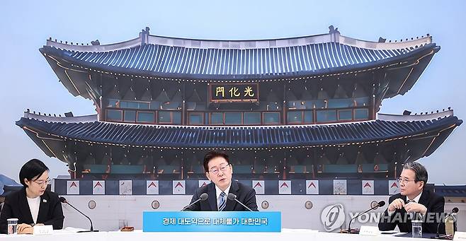 이재명 대통령, 부처 업무보고 발언 (서울=연합뉴스) 한상균 기자 = 이재명 대통령이 15일 청와대 영빈관에서 열린 부처 업무보고에서 발언하고 있다.
    취임 후 두번째인 이번 업무보고에는 매회 20여명의 '국민 참여단'이 참석한다. 2026.7.15 [청와대통신사진기자단] xyz@yna.co.kr
